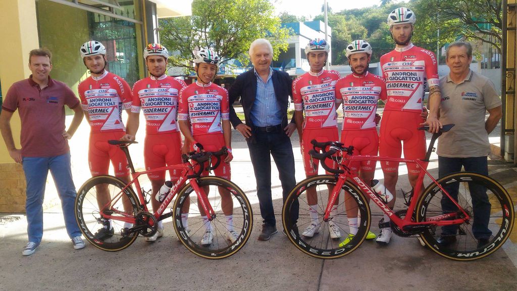androni camion con ribalta in plastica con set secchiello con formine, paletta e rastrello