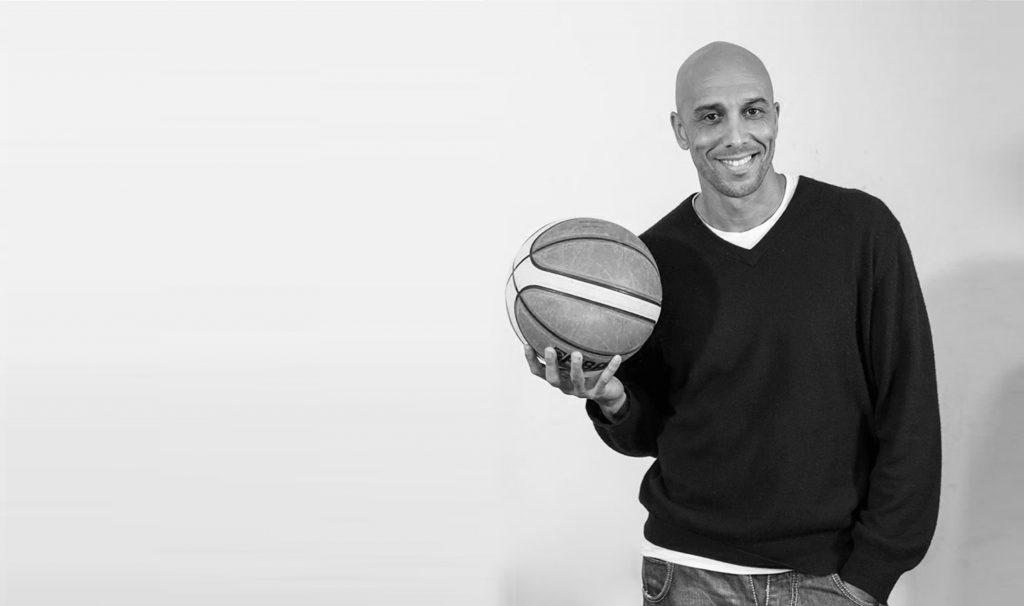 Carlton Myers, siparietto con un ragazzo in canotta Virtus al suo camp